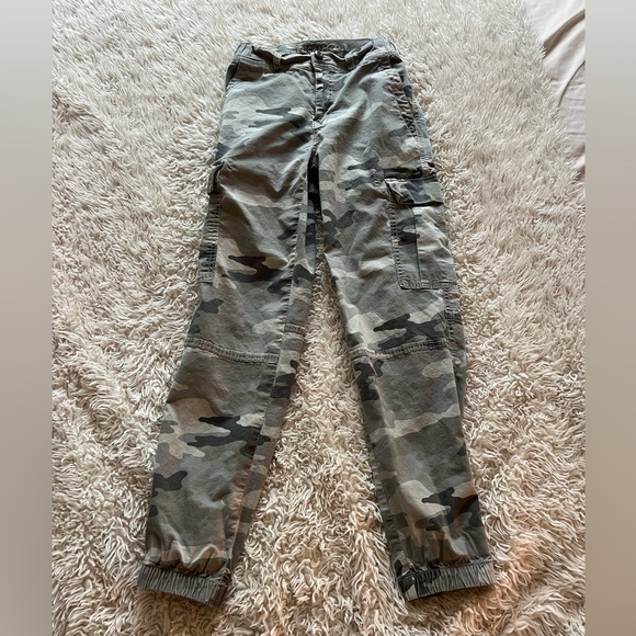 American Eagle Grey Camo Cargo Jean - Picture 4 of 13